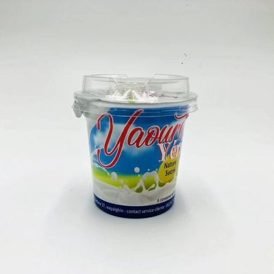 Le conteneur a placé la tasse en plastique du yaourt 125g avec le label fait sur commande de rétrécissement