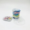 Le conteneur a placé la tasse en plastique du yaourt 125g avec le label fait sur commande de rétrécissement